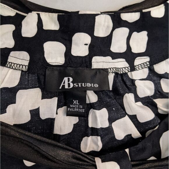 Black and white blouse - Picture 2 of 5